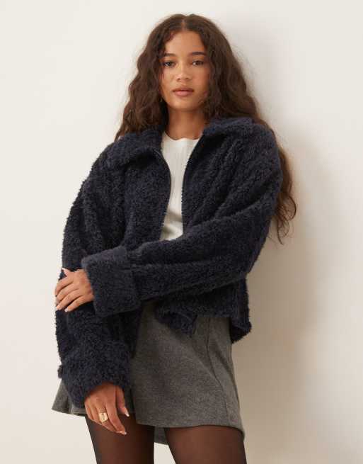 ASOS DESIGN – Jacke aus Teddyfell in Chenille-Optik in Marineblau mit Reißverschluss, 3 von 4