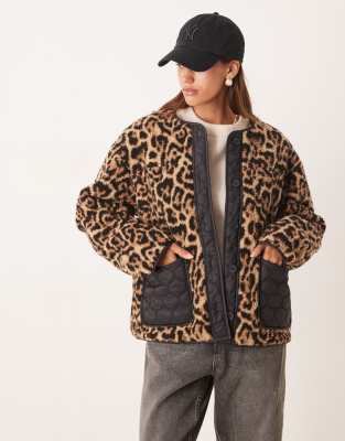 ASOS DESIGN - Jacke aus Teddyfleece mit Leopardenmuster und schwarzen Details aus gestepptem Nylon-Bunt