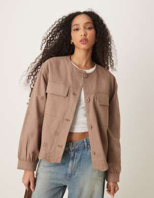 ASOS DESIGN - Jacke aus Twill mit Lochstickerei in Pilzbraun ohne Kragen