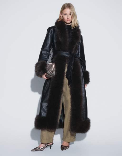 ASOS DESIGN Jacke in Lederoptik, Longline, mit Faux-Fur-Besatz in Schwarz, 2 von 4