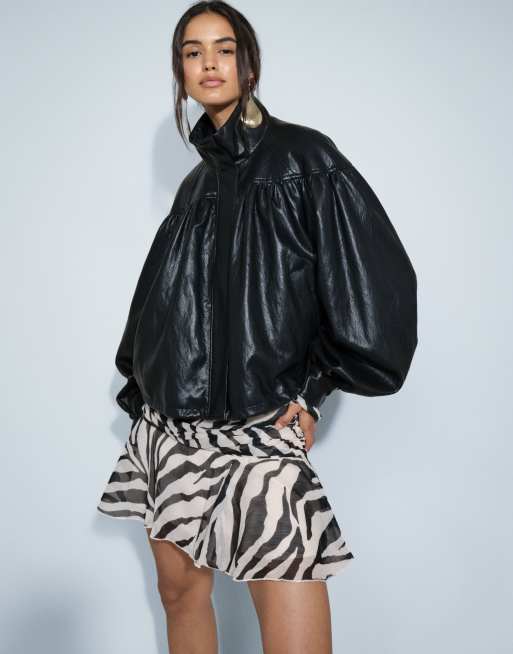 ASOS DESIGN Jacke in Lederoptik mit gerafften Schultern in Schwarz, 4 von 8
