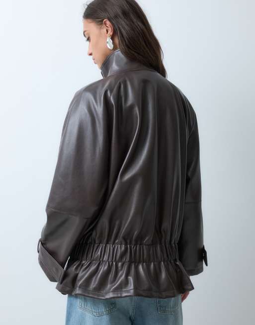ASOS DESIGN Jacke in Lederoptik mit Gürtel in Bitter-Schokolade, 4 von 5