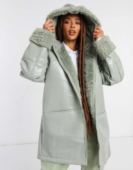 ASOS DESIGN – Jacke in Lederoptik mit Teddyfellfutter in Salbeigrün