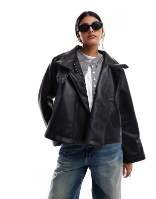ASOS DESIGN - Jacke in schwarzer Lederoptik mit Cape-Detail