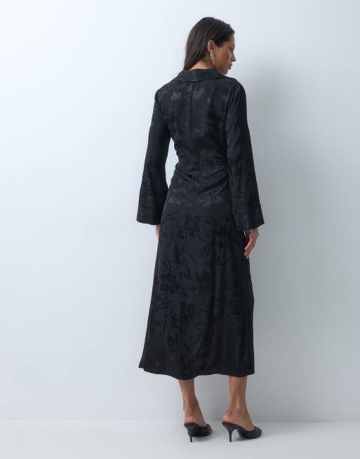 ASOS DESIGN Jacquard-Hemdkleid mit langen Ärmeln, Wickeldetail und Maxi-Länge in Schwarz, 3 von 4
