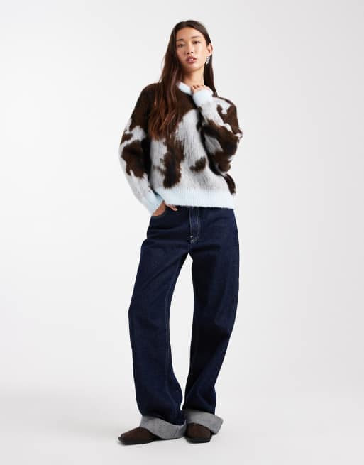 ASOS DESIGN – Jacquard-Pullover mit abstraktem, angerautem Kuhfellmuster in Blau und Braun, 4 von 4