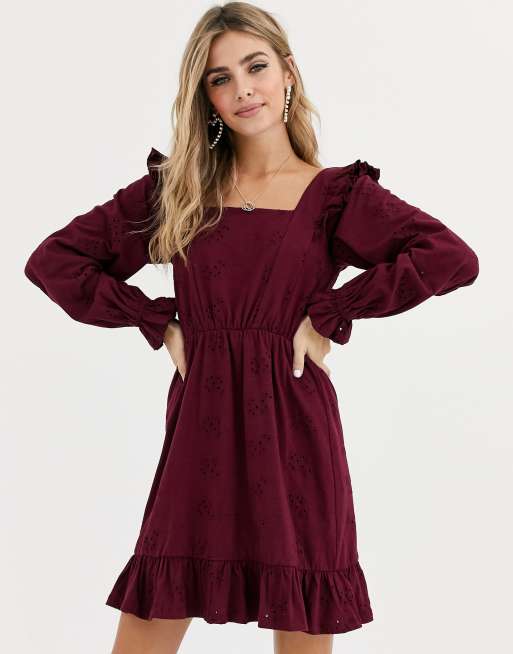 ASOS DESIGN – Jagodowa sukienka mini z haftem angiwlskim i falbankami na ramionach