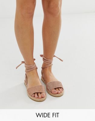 ASOS DESIGN - Jamila - Espadrille-sandalen met strikbanden met siersteentjes en brede pasvorm in roségoud