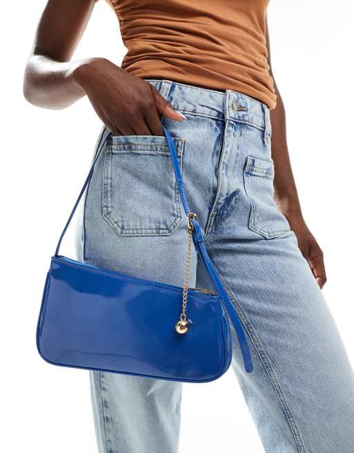ASOS DESIGN – Jaskrawoniebieska asymetryczna torebka na ramię z odpinanym łańcuszkiem z kulką