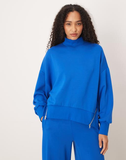 ASOS DESIGN – Jaskrawoniebieska miękka w dotyku bluza z golfem z materiału cupro