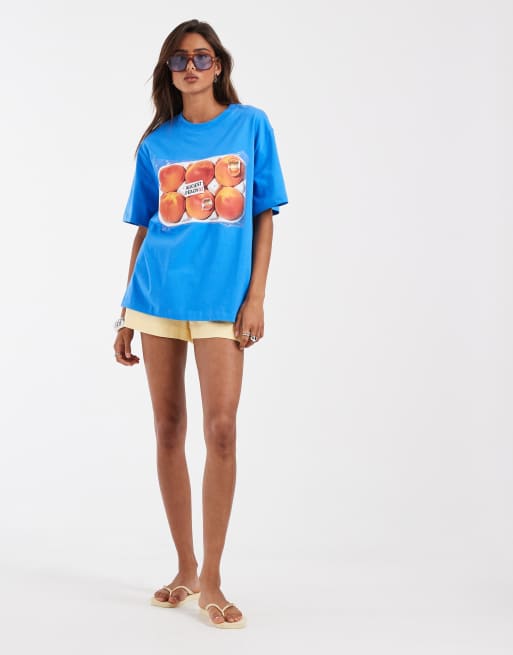 ASOS DESIGN – Jaskrawoniebieski T-shirt oversize z grafiką z brzoskwiniami, 4 z 4