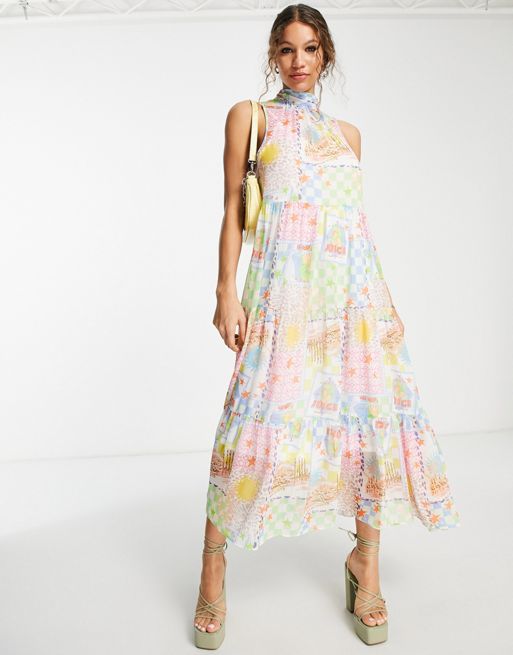 ASOS DESIGN – Jasna warstwowa sukienka maxi z zabudowanym dekoltem i  pocztówkowym wzorem | ASOS