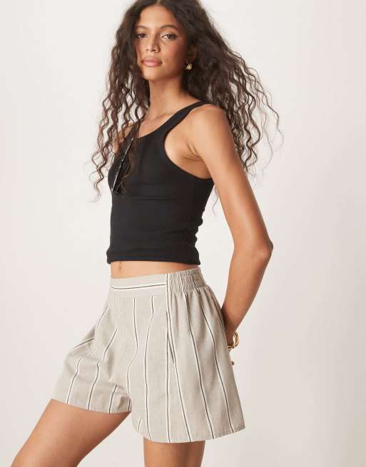 ASOS DESIGN – Jasnobeżowe eleganckie szorty o fasonie bokserek z imitacji lnu w paski