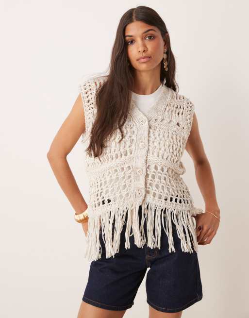 ASOS DESIGN – Jasnobeżowy top bez rękawów z dzianiny o mieszanym ściegu z frędzlami i guzikami z przodu
