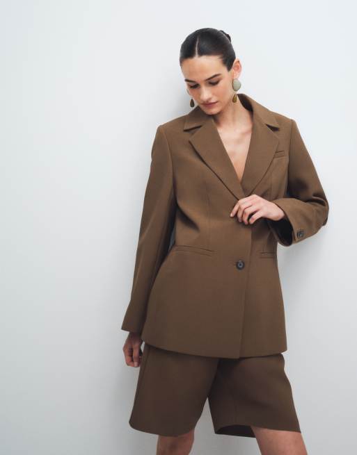 ASOS DESIGN – Jasnobrązowy elegancki zestaw o męskim kroju: marynarka o wydłużonym fasonie i szorty, 3 z 3