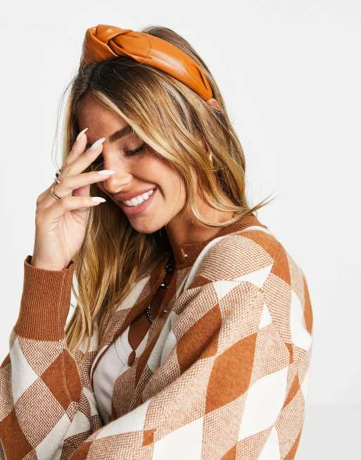 ASOS DESIGN – Jasnobrązowa opaska na głowę z imitacji skóry z węzłem 