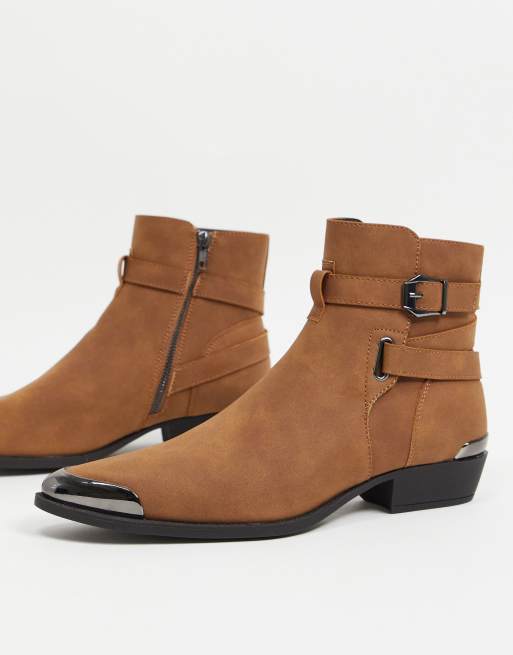 ASOS DESIGN – Jasnobrązowe kowbojskie sztyblety z imitacji zamszu na obcasach kubańskich z ozdobną klamrą