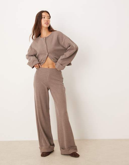 ASOS DESIGN – Jasnobrązowe spodnie z szerokimi nogawkami z miękkiego materiału z wywijanymi nogawkami
