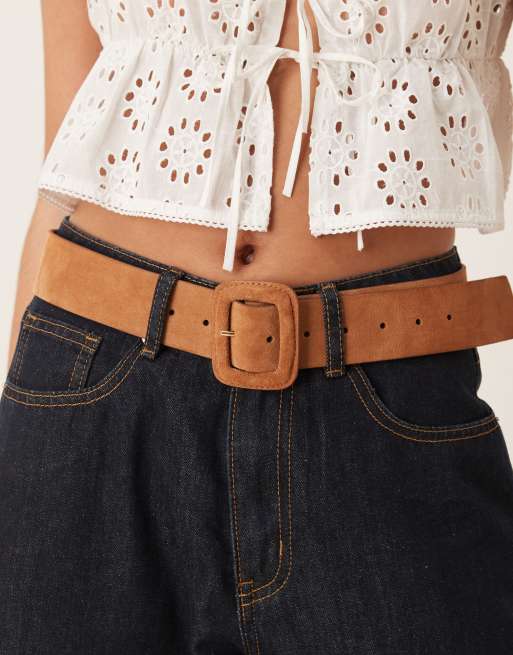 ASOS DESIGN – Jasnobrązowy zamszowy pasek z materiałową klamrą do noszenia w talii i na biodrach