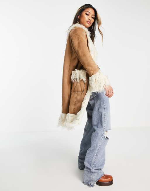 ASOS DESIGN – Jasnobrązowy zamszowy płaszcz midi z wykończeniem ze sztucznego futerka