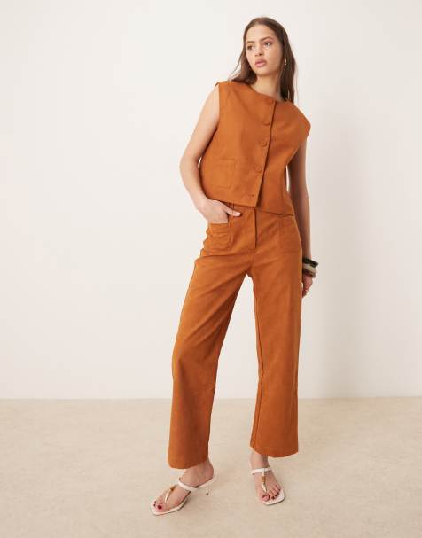 ASOS DESIGN – Jasnobrązowy zestaw z imitacji zamszu: spodnie z prostymi krótszymi nogawkami i kamizelka o pudełkowym kroju - view 1