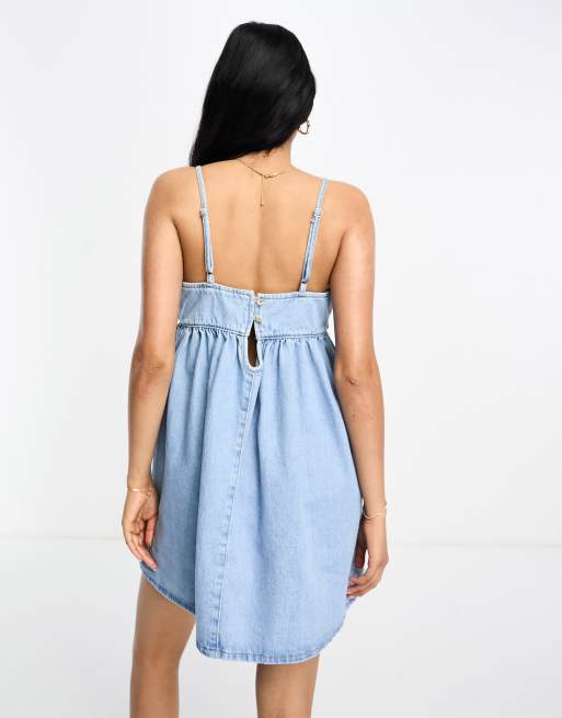 ASOS DESIGN – Jasnoniebieska jeansowa sukienka mini na ramiączkach, 2 z 4