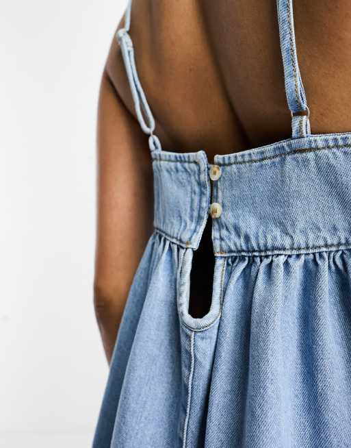 ASOS DESIGN – Jasnoniebieska jeansowa sukienka mini na ramiączkach, 4 z 4