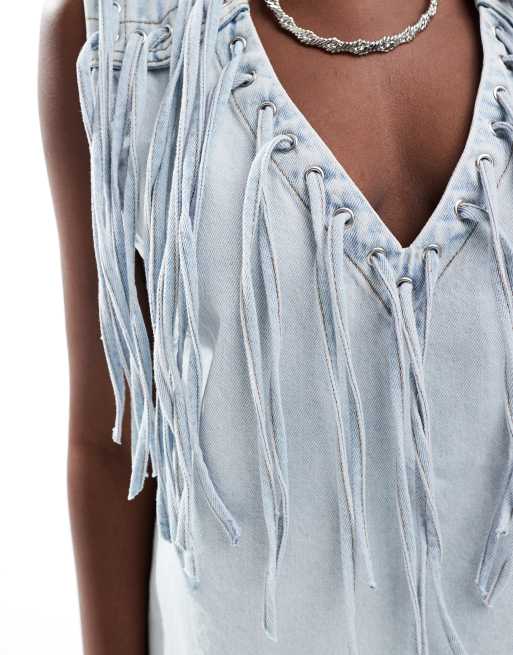 ASOS DESIGN – Jasnoniebieska jeansowa sukienka mini z frędzlami, 2 z 4