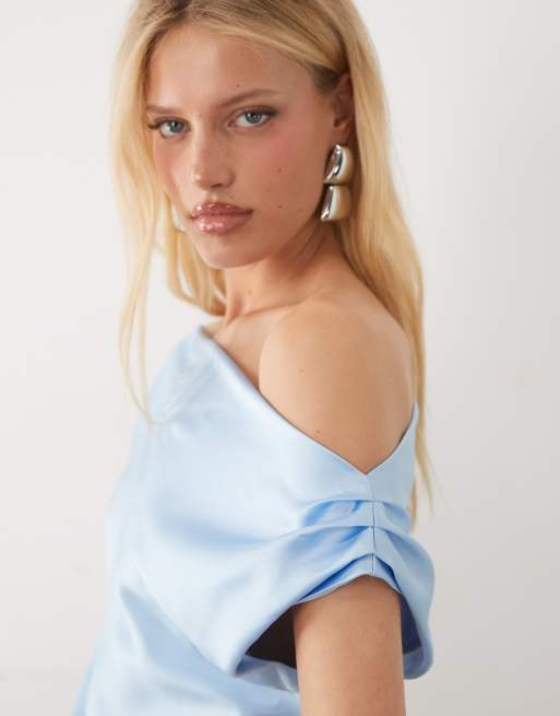 ASOS DESIGN – Jasnoniebieska satynowa drapowana sukienka mini na jedno ramię, 3 z 4