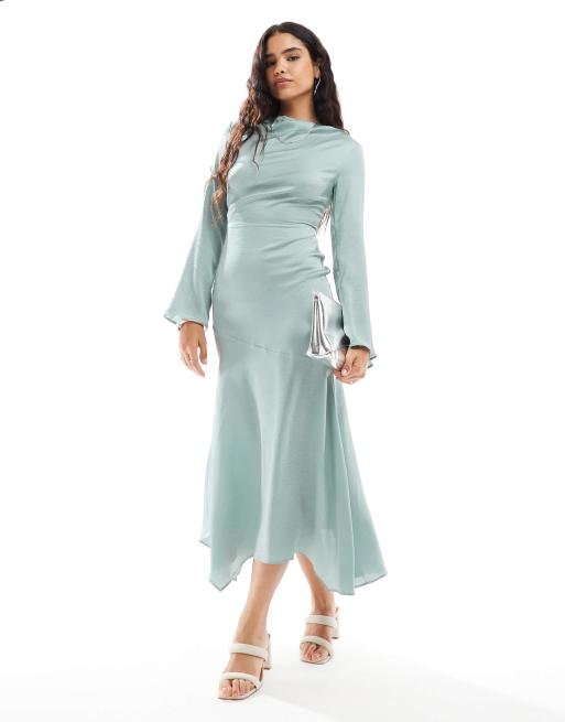 ASOS DESIGN – Jasnoniebieska satynowa sukienka maxi z zabudowanym dekoltem i asymetrycznym dołem