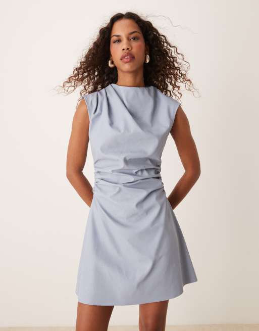 ASOS DESIGN – Jasnoniebieska sukienka mini bez rękawów z zabudowanym dekoltem i marszczeniami z imitacji skóry