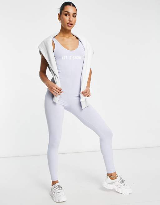 ASOS DESIGN – Jasnoniebieski dopasowany kombinezon ze świątecznym napisem „Let It Snow”