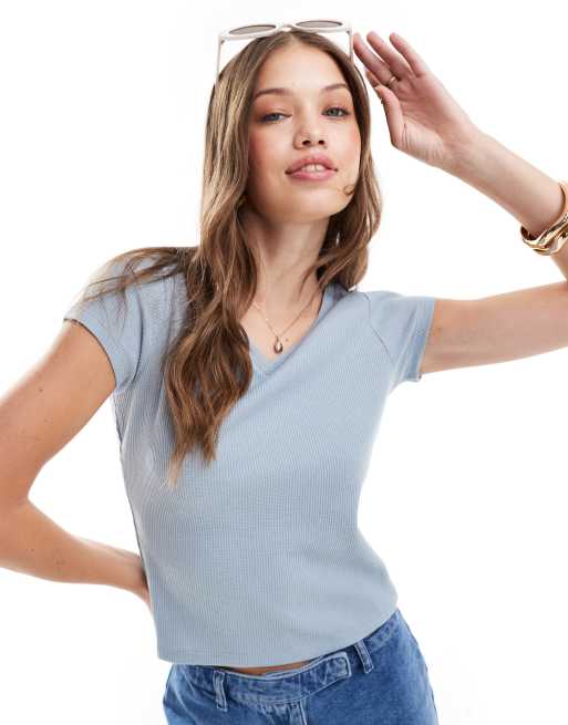 ASOS DESIGN – Jasnoniebieski dopasowany T-shirt o waflowej strukturze z dekoltem V i rękawami zasłaniającymi ramiona