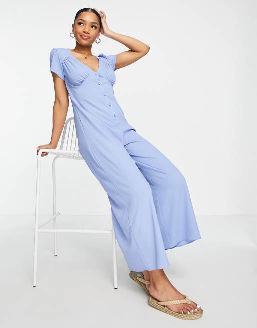 ASOS DESIGN – Jasnoniebieski kombinezon z krótkimi rękawami z gniecionego materiału z guzikami z przodu