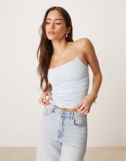 ASOS DESIGN – Jasnoniebieski opinający top o dopasowanym kroju na cienkich ramiączkach z marszczeniami po bokach