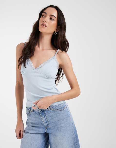 ASOS DESIGN – Jasnoniebieski top na ramiączkach z dekoltem V i kontrastową koronką - view 1