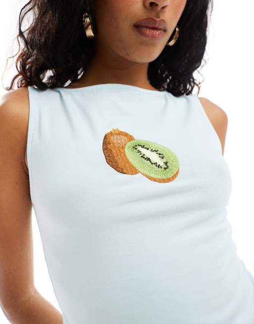 ASOS DESIGN – Jasnoniebieski top z prostym dekoltem i haftowanym motywem kiwi, 4 z 4