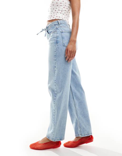 ASOS DESIGN – Jasnoniebieskie dopasowane jeansy barrel z paskiem , 2 z 5