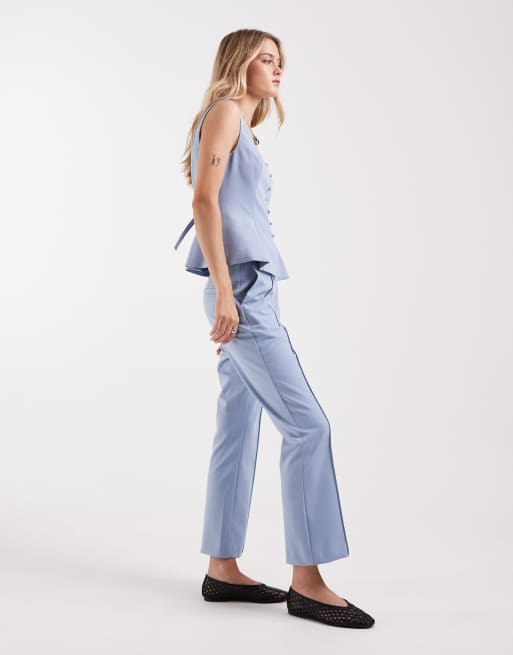 ASOS DESIGN – Jasnoniebieskie dopasowane spodnie z rozszerzanymi nogawkami, 2 z 5