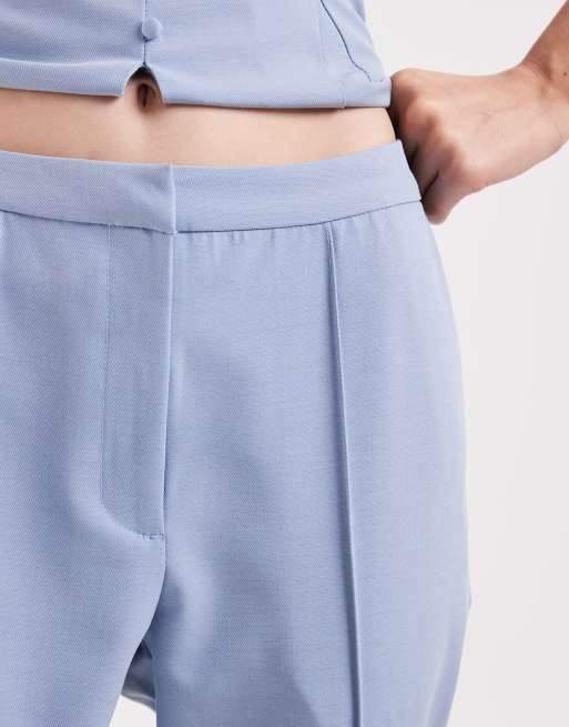 ASOS DESIGN – Jasnoniebieskie dopasowane spodnie z rozszerzanymi nogawkami, 3 z 5