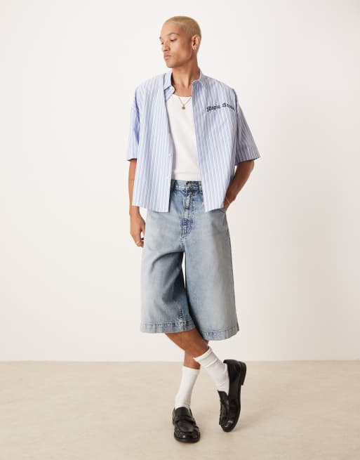 ASOS DESIGN – Jasnoniebieskie jeansowe jortsy o wydłużonym kroju z przebarwieniem