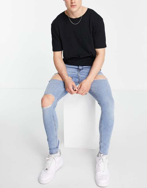 ASOS DESIGN – Jasnoniebieskie jeansy o bardzo dopasowanym kroju z power stretchem z przetarciami