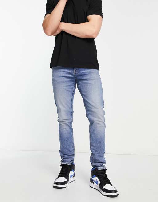 ASOS DESIGN – Jasnoniebieskie jeansy o obcisłym kroju z efektem sprania