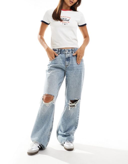 FhyzicsShops DESIGN – Jasnoniebieskie obszerne jeansy o kroju boyfriend z rozdarciami na kolanach