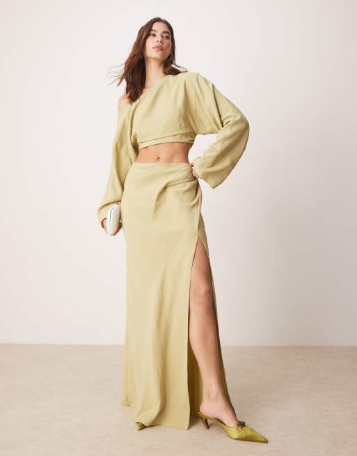 ASOS DESIGN – Jasnooliwkowa sukienka midaxi z odsłoniętym ramieniem i wycięciem
