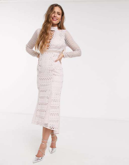 ASOS DESIGN – Jasnoróżowa koronkowa sukienka midi z długim rękawem, baskinką i ozdobnym sznurowaniem