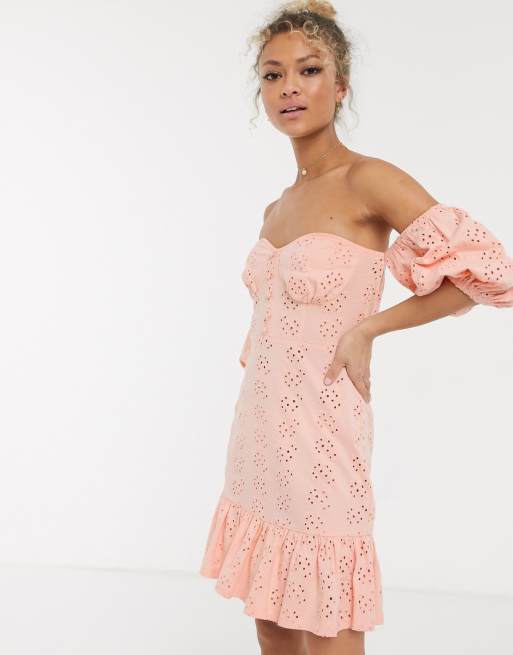 ASOS DESIGN – Jasnoróżowa letnia sukienka mini zdobiona haftem angielskim na całej powierzchni o fasonie z odkrytymi ramionami i wykończona falbanką