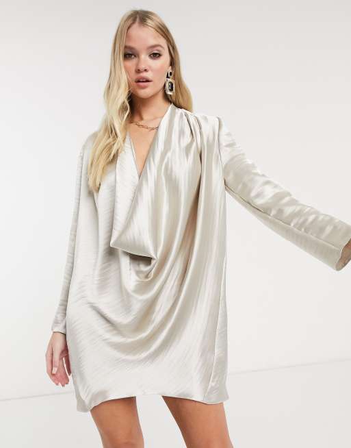 ASOS DESIGN – Jasnoszara atłasowa sukienka mini o prostym kroju z drapowanym dekoltem i błyszczącym wykończeniem