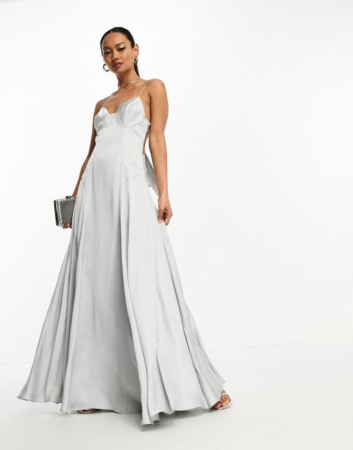 ASOS DESIGN – Jasnoszara satynowa sukienka maxi o kroju skater na ramiączkach z paseczkami z tyłu