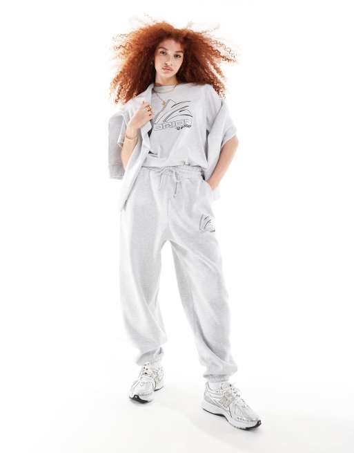 ASOS DESIGN – Jasnoszare melanżowe joggersy ze sportową grafiką z logo, część zestawu